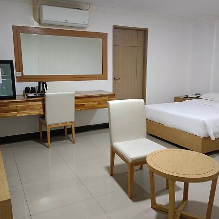 Punta Clark Hotel Clark Field Esterno foto