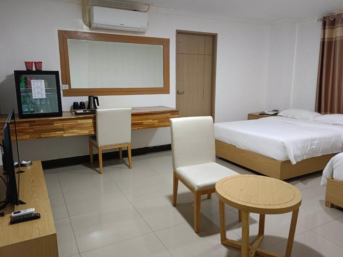 Punta Clark Hotel Clark Field Esterno foto
