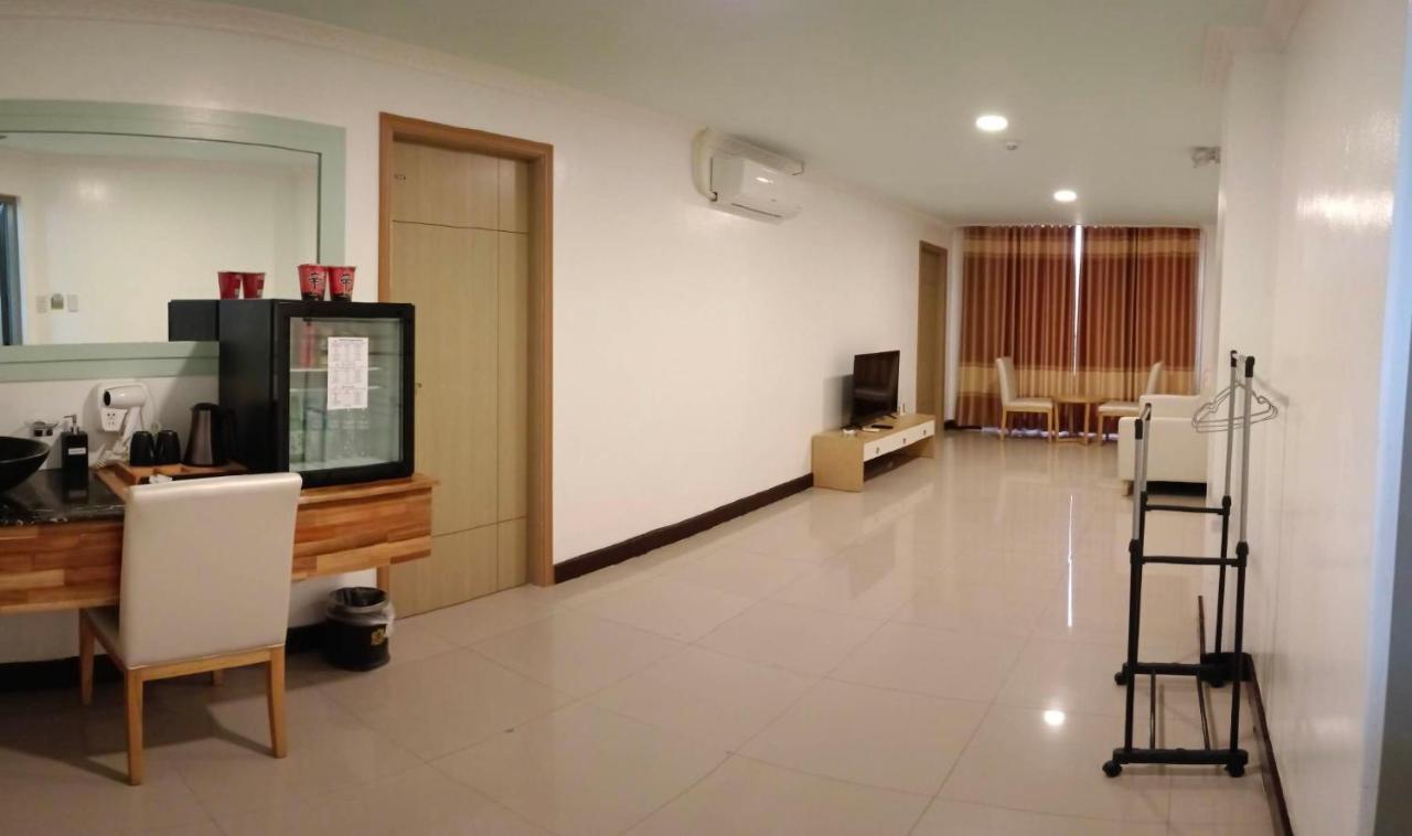 Punta Clark Hotel Clark Field Esterno foto