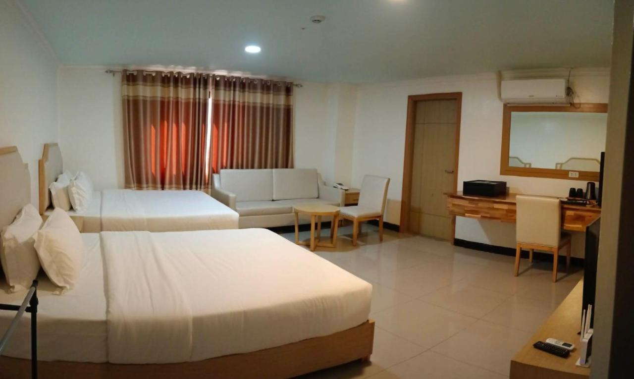Punta Clark Hotel Clark Field Esterno foto