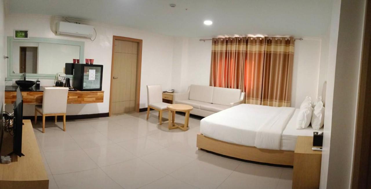 Punta Clark Hotel Clark Field Esterno foto
