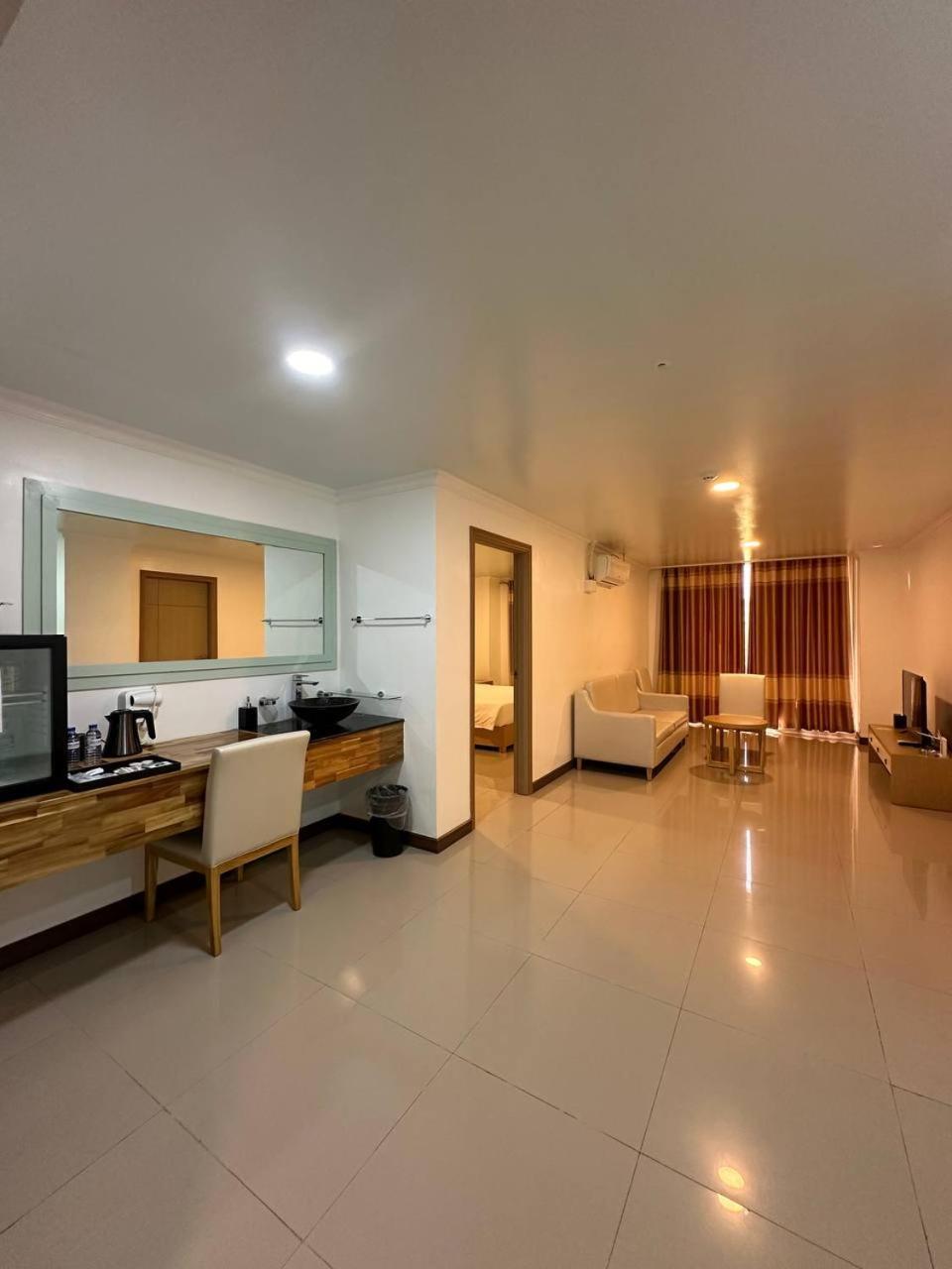 Punta Clark Hotel Clark Field Esterno foto