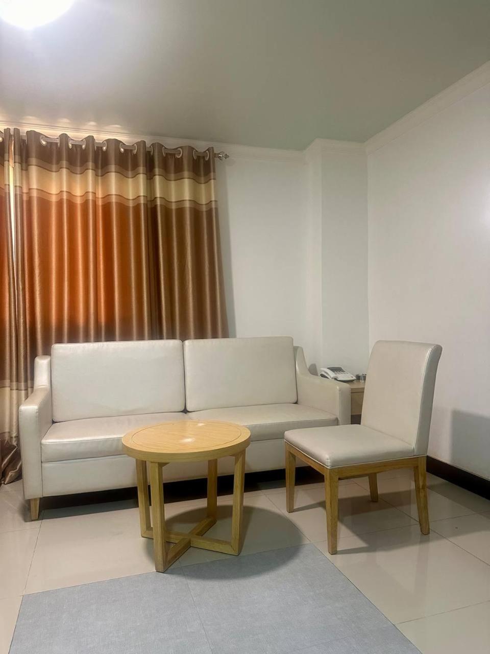 Punta Clark Hotel Clark Field Esterno foto