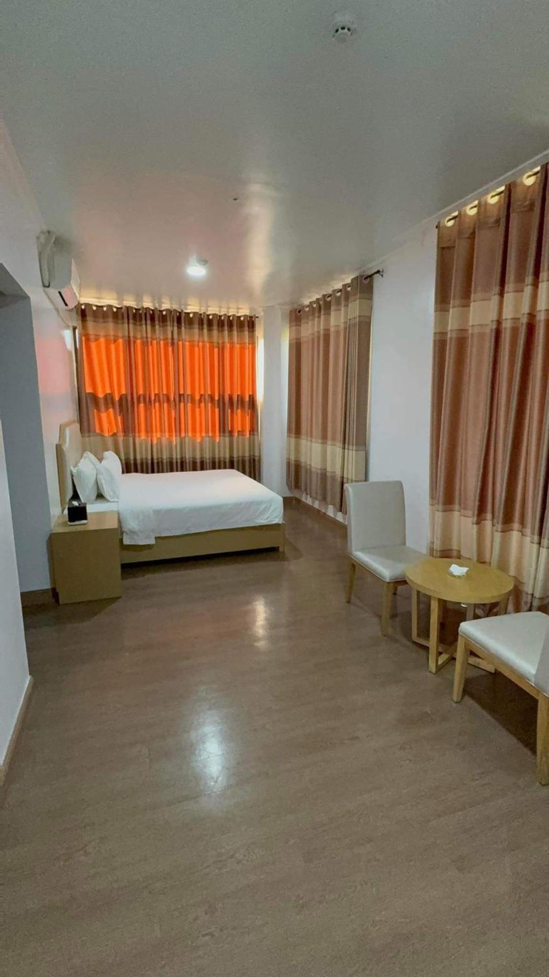Punta Clark Hotel Clark Field Esterno foto